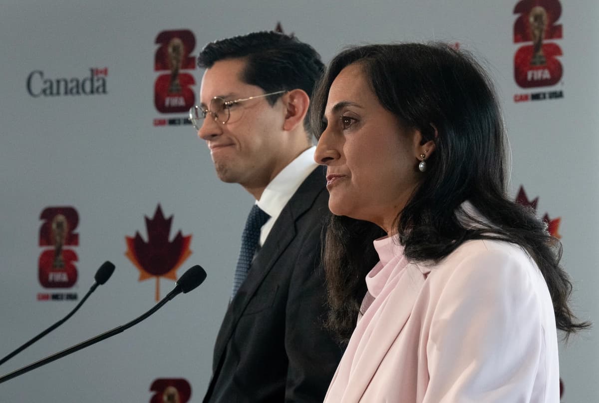 La ministra de Relaciones Exteriores, Anita Anand, y el secretario de Relaciones Exteriores de México, Roberto Velasco Álvarez, escuchan una pregunta de los medios de comunicación durante una conferencia de prensa en Ottawa, el 17 de julio de 2026. (The Canadian Press/Adrian Wyld).