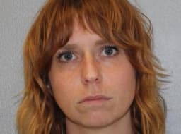 Mujer canadiense enfrenta deportación por golpear a adolescente partidaria de Trump