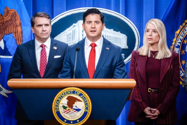 El primer fiscal adjunto del Distrito Central de California, Bill Essayli, habla durante una conferencia de prensa en el Departamento de Justicia en Washington el 19 de noviembre de 2025. (Madalina Kilroy/The Epoch Times)