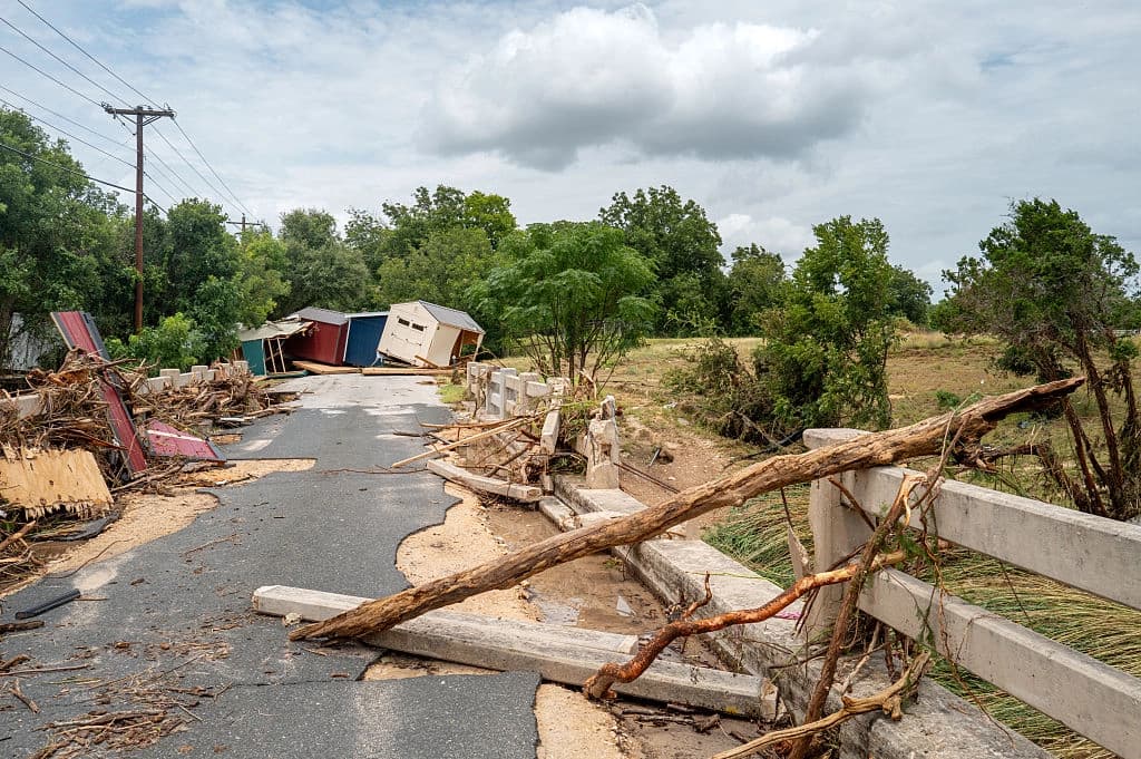 Cobertizos dañados cerca de un paso elevado en la orilla del río Guadalupe en Kerrville, Texas, el 17 de julio de 2026. (Brandon Bell/Getty Images)