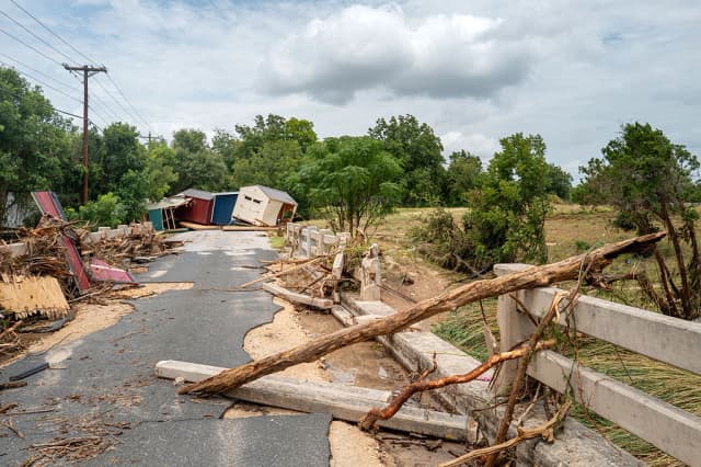 Cobertizos dañados cerca de un paso elevado en la orilla del río Guadalupe en Kerrville, Texas, el 17 de julio de 2026. (Brandon Bell/Getty Images)