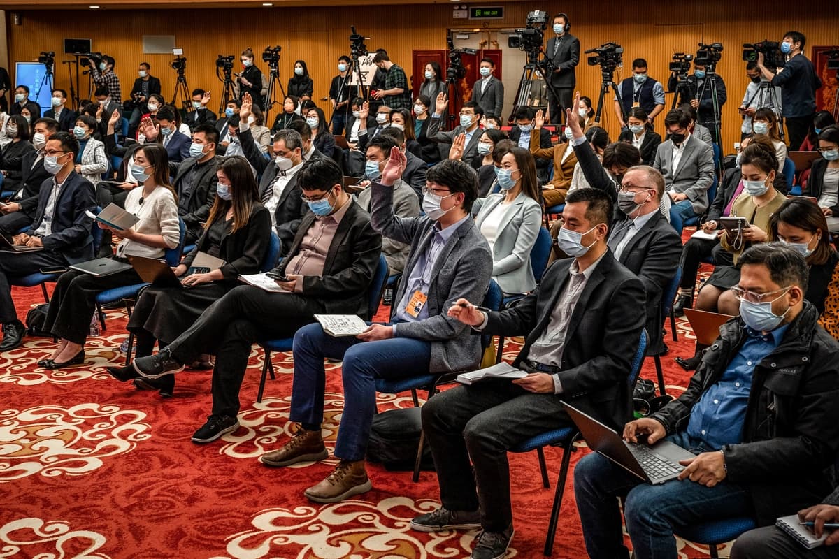 Periodistas levantan la mano para hacer preguntas en una conferencia de prensa en el Centro de Medios de Beijing el 7 de marzo de 2022. (Andrea Verdelli/Getty Images)