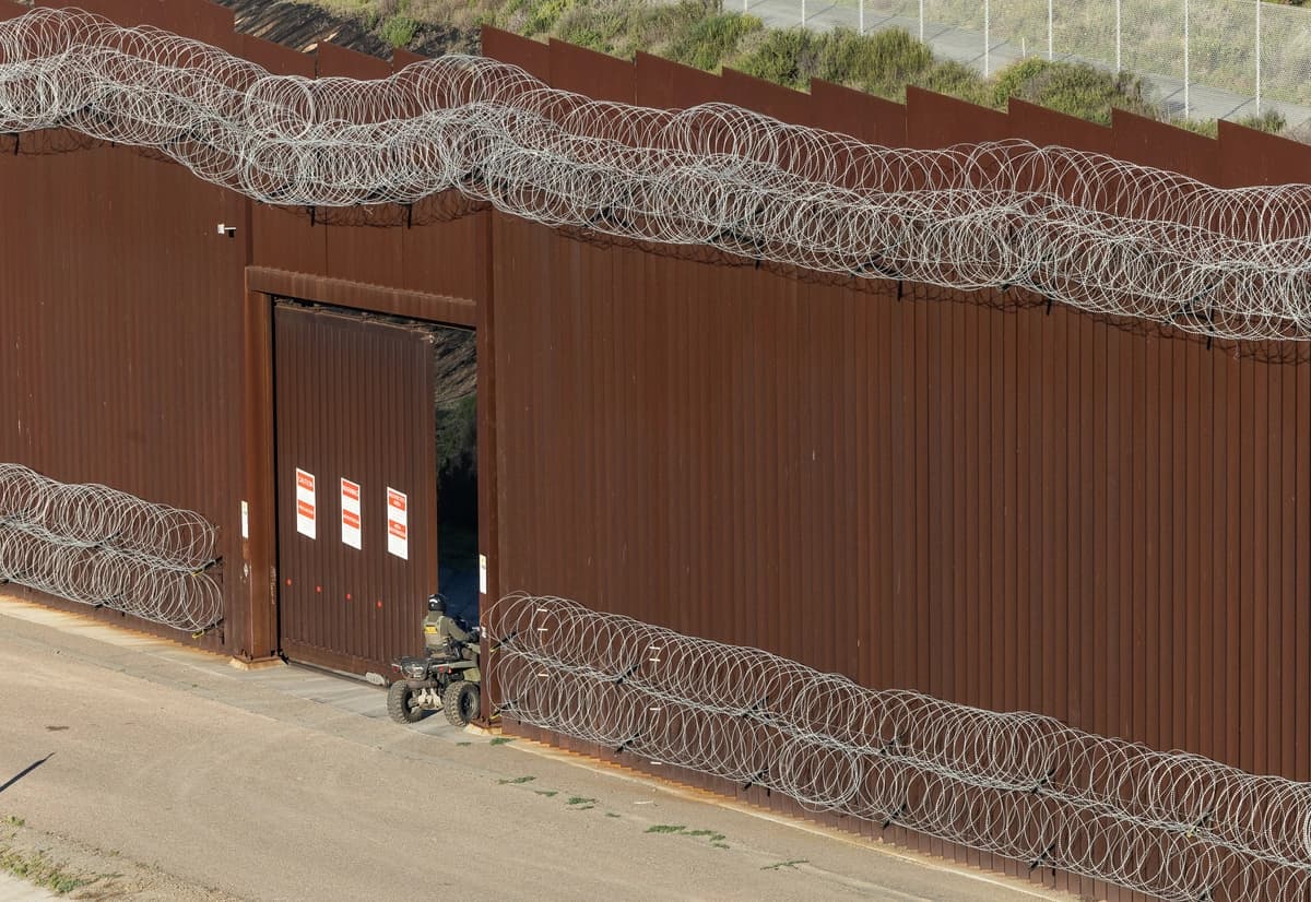 Un agente de la Patrulla Fronteriza de Estados Unidos cruza el muro fronterizo de Estados Unidos en las afueras de San Diego, el 20 de enero de 2026. (John Fredricks/The Epoch Times)