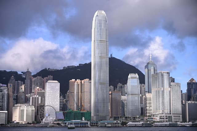 Esta fotografía, tomada el 1 de julio de 2026, muestra el horizonte de Hong Kong y el puerto de Victoria, vistos desde Kowloon. (Peter PARKS / AFP via Getty Images)
