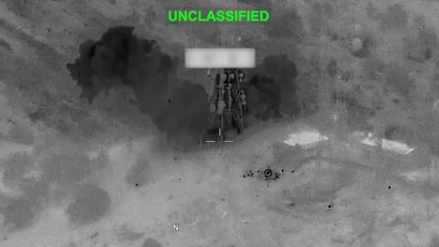 Sale humo tras una explosión en un lugar desconocido, durante lo que el Comando Central de los Estados Unidos (CENTCOM) asegura son ataques contra Irán, en esta captura de pantalla tomada de un video distribuido el 17 de julio de 2026. U.S. (Central Command/Handout vía Reuters)