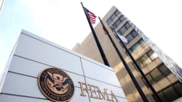 Despido de exdirectora de la FEMA por uso de hoteles de lujo para inmigrantes fue ilegal, dice juez