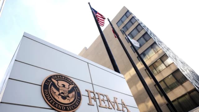 Despido de exdirectora de la FEMA por uso de hoteles de lujo para inmigrantes fue ilegal, dice juez