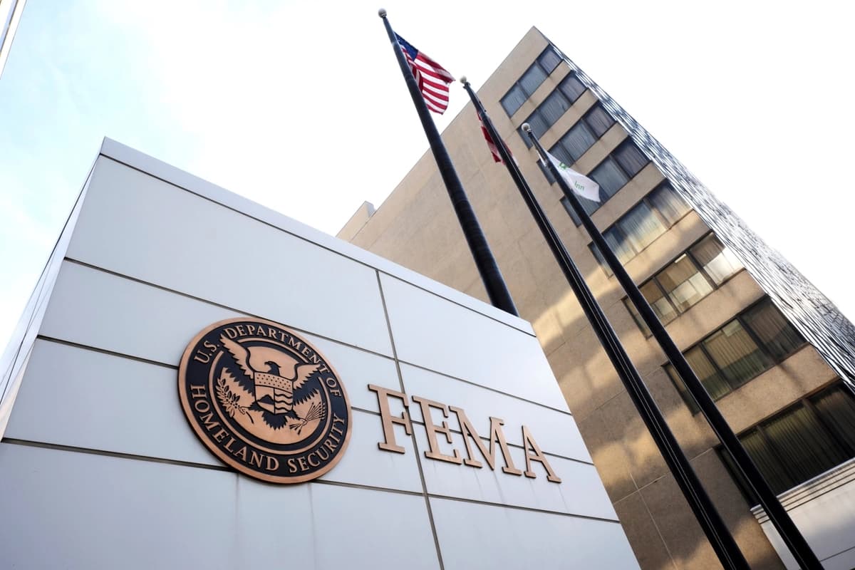 Despido de exdirectora de la FEMA por uso de hoteles de lujo para inmigrantes fue ilegal, dice juez