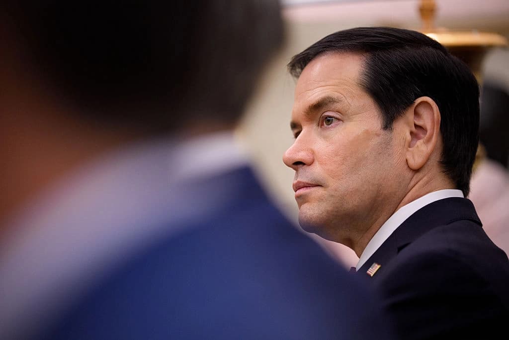 El secretario de Estado de EE. UU., Marco Rubio, asiste a una reunión con el presidente Donald Trump y el primer ministro iraquí, Ali al-Zaidi, en el Despacho Oval de la Casa Blanca, en Washington, el 14 de julio de 2026. (Andrew Harnik/Getty Images)