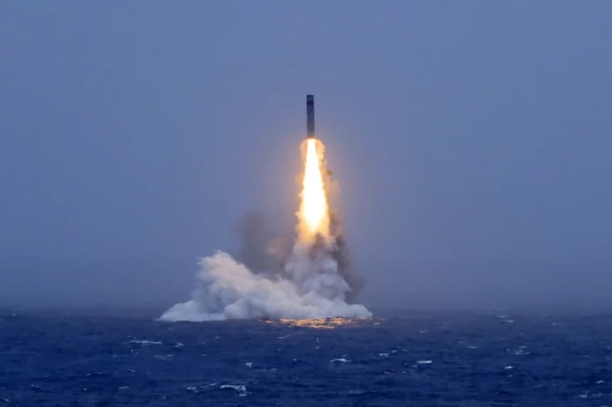 La traducción es:
Un misil balístico de largo alcance emerge del mar durante una prueba lanzada desde un submarino de propulsión nuclear chino en el Pacífico Sur, el 6 de julio de 2026. (Li Xiangchao/Xinhua vía AP)