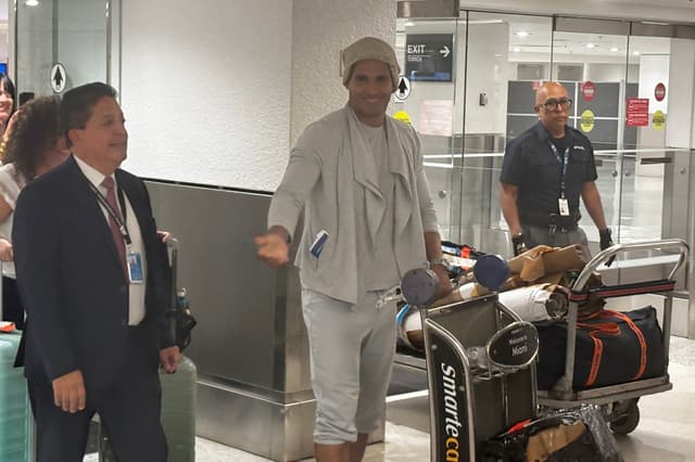 El artista plástico y activista cubano Luis Manuel Otero Alcántara (c) llega este sábado a Miami tras recuperar la libertad en la isla y recibir un amparo migratorio de Estados Unidos, después de cinco años encarcelado en Cuba. (EFE/ Pablo Urbón)