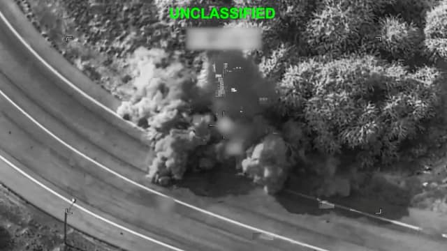 Se ve humo tras un ataque en un lugar desconocido durante lo que el ejército estadounidense describe como su última oleada de ataques contra Irán, que impactaron "objetivos militares iraníes como sitios de vigilancia costera y defensa aérea, infraestructura logística militar y capacidades marítimas", en esta imagen fija tomada de un video distribuido el 16 de julio de 2026. (Comando Central de EE. UU./Distribución vía Reuters)