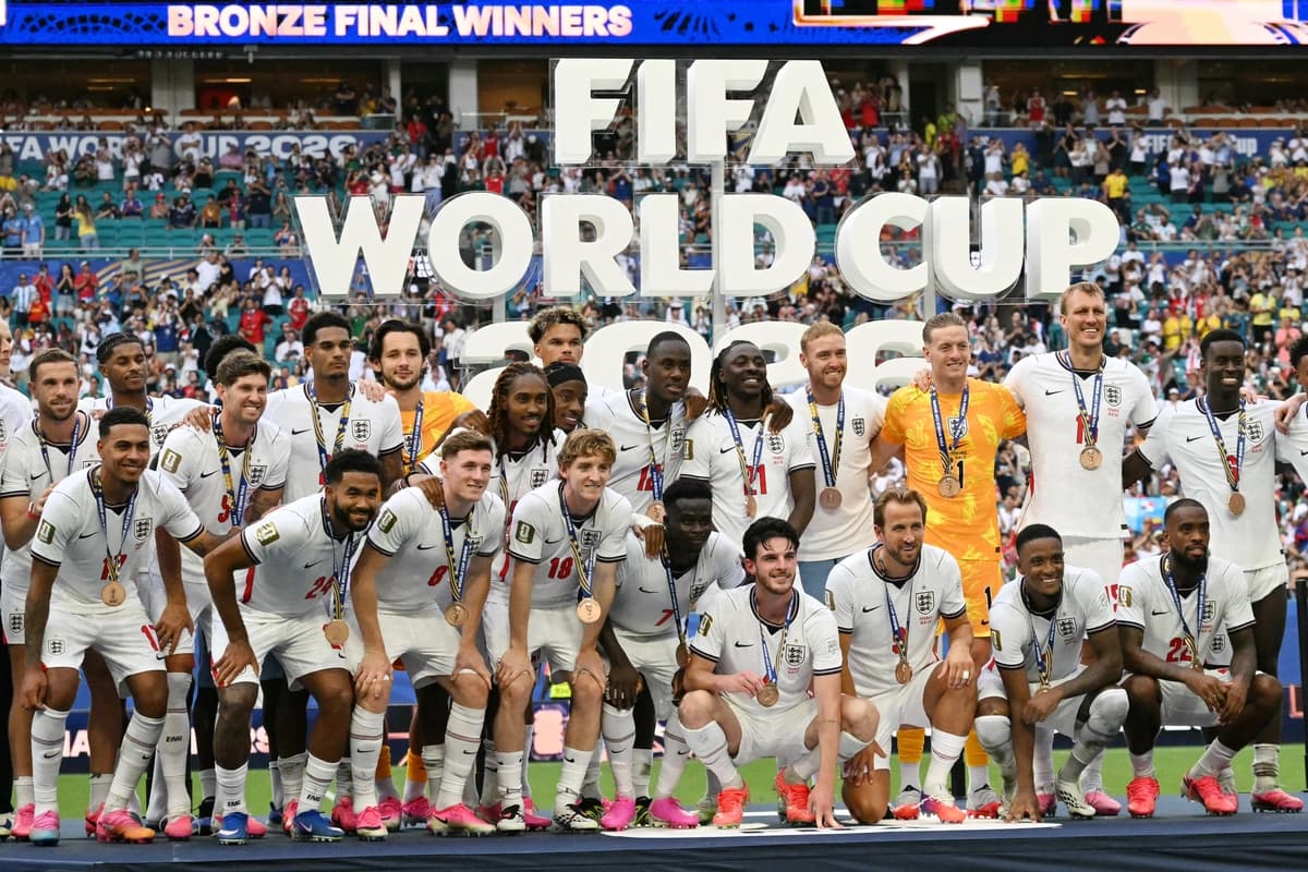 Los jugadores de Inglaterra posan para la foto con sus medallas tras ganar el partido por el tercer lugar del Mundial de Fútbol de 2026 entre Francia e Inglaterra en el Miami Stadium de Miami el 18 de julio de 2026. (CHANDAN KHANNA/AFP vía Getty Images)