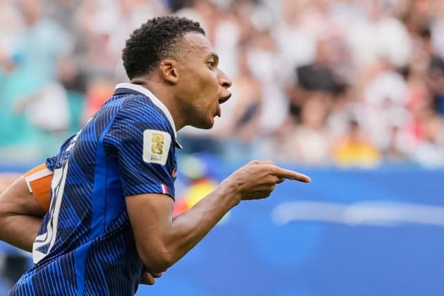 Kylian Mbappé (10) de Francia celebra el tercer gol de su equipo durante el partido por el tercer puesto de la Copa Mundial entre Francia e Inglaterra en Miami Gardens, Florida, el sábado 18 de julio de 2026.(Rebecca Blackwell/AP.)