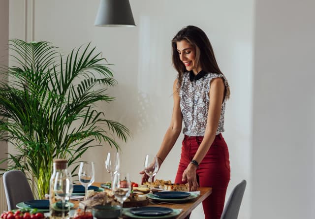 Una dama sabe cómo organizar una cena o fiesta con gracia y buenos modales. (FreshSplash/Getty Images)