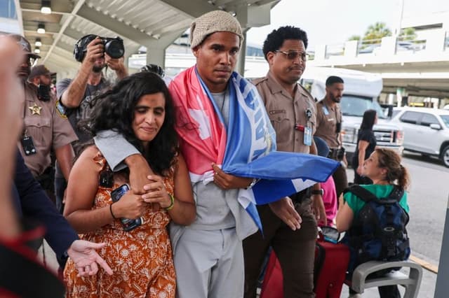 Tras cumplir una condena de cinco años de prisión en Cuba, el artista disidente cubano Luis Manuel Otero Alcántara llega al Aeropuerto Internacional de Miami, el 18 de julio de 2026. (David Santiago /AP Photo)