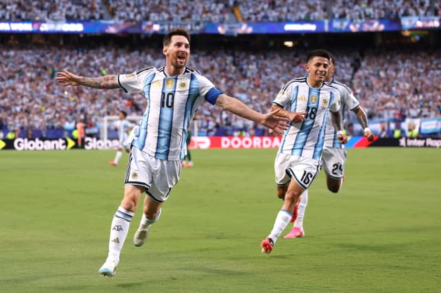 Lionel Messi (izquierda), de Argentina, celebra el primer gol de su equipo durante el partido de la Copa del Mundo de la FIFA 2026 contra Argelia, disputado en el Kansas City Stadium de Kansas City, Misuri, el 16 de junio de 2026. (Charlotte Wilson/Getty Images)