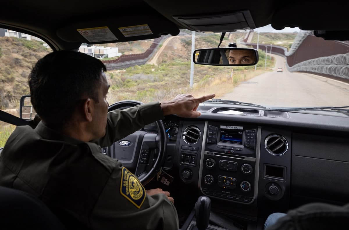 El agente jefe de la Patrulla Fronteriza del Sector de San Diego de la Patrulla Fronteriza de EE. UU., Justin M. De La Torre, supervisa el muro fronterizo del sur en las afueras de San Diego, el 27 de mayo de 2026. (John Fredricks /The Epoch Times)