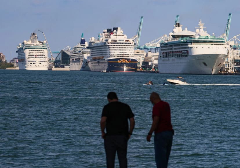 En esta foto de archivo, se ven cruceros atracados en el puerto. (Joe Raedle/Getty Images)