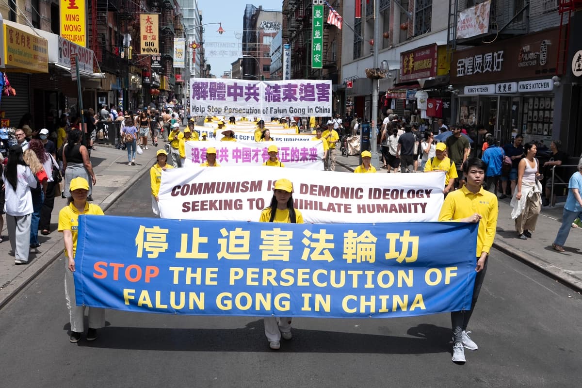 Practicantes de Falun Gong marchan durante un desfile en el que exigen el fin de los 27 años de persecución continua del Partido Comunista Chino contra esta práctica espiritual, en la ciudad de Nueva York el 19 de julio de 2026. (Larry Dye/The Epoch Times)