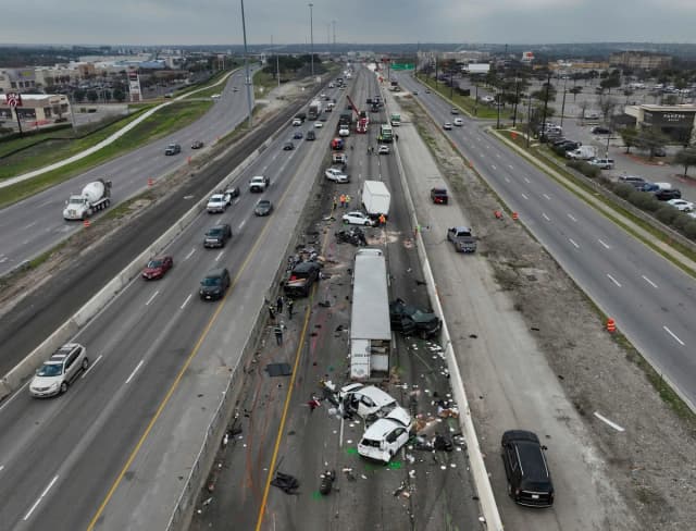 Las autoridades examinan las secuelas de un accidente mortal en la I-35 en dirección sur, cerca de Parmer Lane en Austin, Texas, el 14 de marzo de 2025. (Jay Janner/Austin American-Statesman vía AP)
