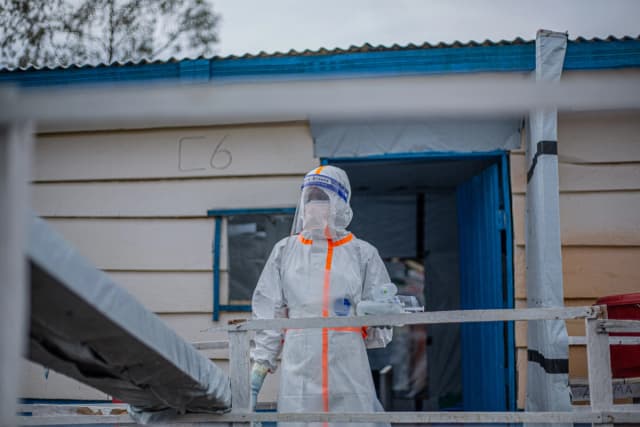 Más de 930 personas han muerto por el brote de ébola