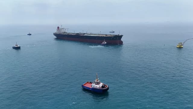 El petrolero HELGA atracó en una de las terminales petroleras marítimas del sur de Irak, cerca de Basora, mientras se prepara para cargar petróleo crudo, convirtiéndose en el segundo buque en llegar desde el cierre del Estrecho de Ormuz, el 24 de abril de 2026. (Mohammed Aty/Reuters)