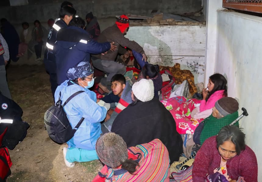 Fotografía cedida este domingo por el Gobierno Regional de Junín que muestra a personas resguardándose tras un sismo en la provincia de Chupaca, en la región de Junín, Perú. (EFE/ gobierno Regional De Junín)