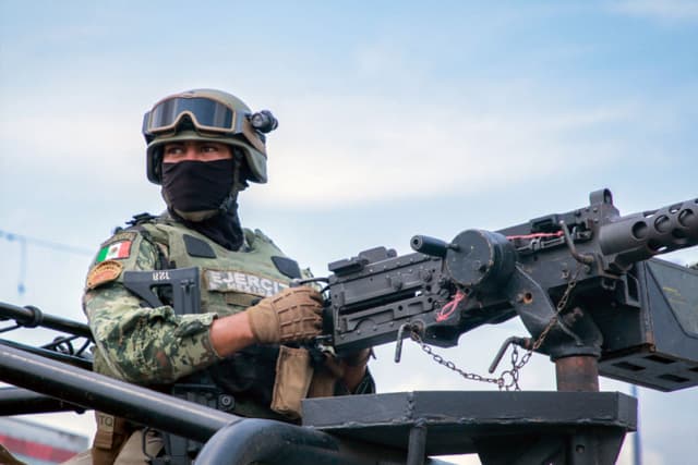 Un miembro del Ejército Mexicano monta guardia tras un ataque armado contra la fachada de un negocio de venta de autos nuevos y seminuevos en Culiacán, estado de Sinaloa, México, el 12 de septiembre de 2024. (IVAN MEDINA/AFP vía Getty Images)
