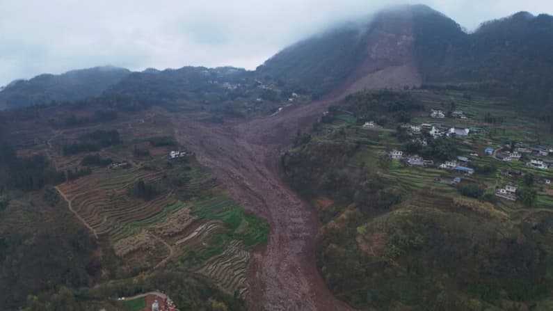 Residentes cuestionan el peaje oficial después de que un deslizamiento de tierra en Chongqing sepultara más de una docena de edificios