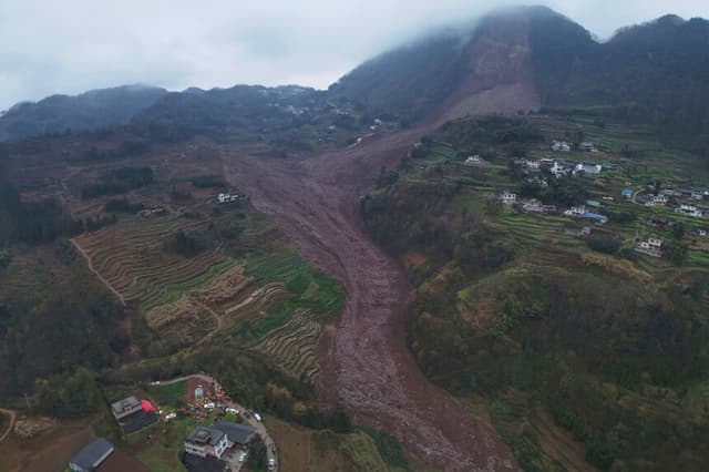 Residentes cuestionan el peaje oficial después de que un deslizamiento de tierra en Chongqing sepultara más de una docena de edificios