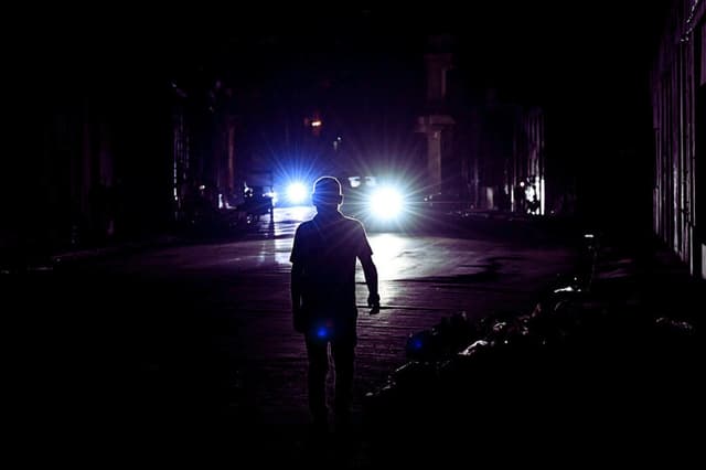 Un hombre camina por una calle durante un apagón generalizado en La Habana el 6 de julio de 2026. (YAMIL LAGE / AFP vía Getty Images)