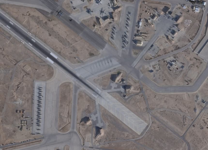 Una imagen satelital muestra aviones F-15E, A-10 Thunderbolt y C-130 Hércules en la base aérea Muwaffaq Salti, en Al Azraq, Jordania, el 2 de febrero de 2026. (2026 PLANET LABS PBC/Imagen cedida a través de Reuters)
