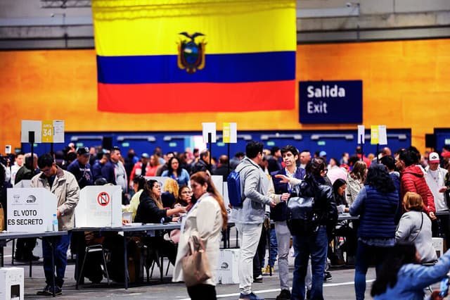Los ecuatorianos residentes en España votaron en la segunda vuelta de las elecciones presidenciales en el recinto ferial IFEMA de Madrid, el 13 de abril de 2025. (THOMAS COEX/AFP vía Getty Images)