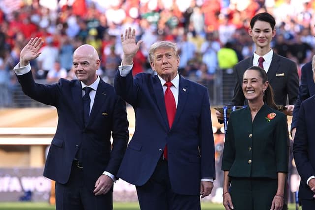 El presidente de la FIFA, Gianni Infantino; el presidente de Estados Unidos, Donald Trump; y la presidente de México, Claudia Sheinbaum, se preparan para la ceremonia de entrega de premios durante la final de la Copa Mundial de la FIFA 2026 entre España y Argentina en el New York New Jersey Stadium el 19 de julio de 2026, en East Rutherford, Nueva Jersey. (David Ramos/Getty Images)