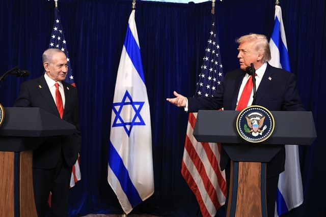 El presidente de EE. UU., Donald Trump (D), ofrece una conferencia de prensa junto al primer ministro israelí, Benjamin Netanyahu, en su club Mar-a-Lago, en Palm Beach, Florida, el 29 de diciembre de 2025. (Joe Raedle/Getty Images)