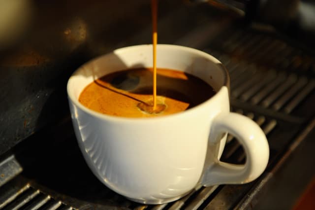 Hasta 5 tazas de café al día son seguras para la mayoría de adultos: Asociación