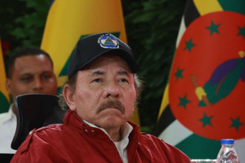 El líder de Nicaragua, Daniel Ortega, observa durante el evento inaugural de la XXIII Cumbre del ALBA-TCP (Alianza Bolivariana para las Américas) en el Palacio Presidencial de Miraflores el 24 de abril de 2024 en Caracas, Venezuela. (Jesús Vargas/Getty Images)