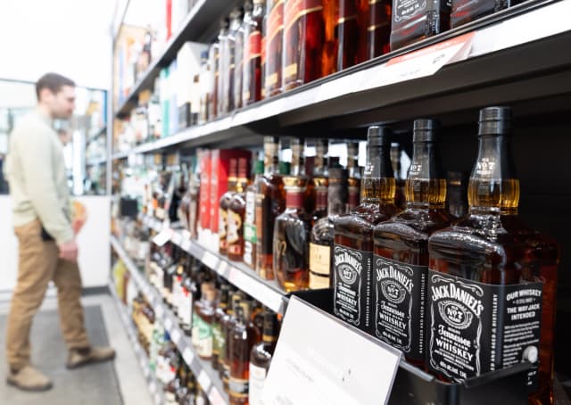 Whisky estadounidense en los estantes de una licorería SAQ en Montreal, el 4 de marzo de 2025. (The Canadian Press/Christinne Muschi).