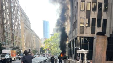 Detienen a extremista anti-ICE en edificio federal de Nueva York tras encender artefacto incendiario