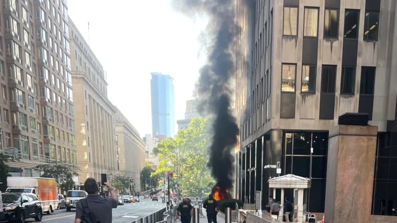 Detienen a extremista anti-ICE en edificio federal de Nueva York tras encender artefacto incendiario