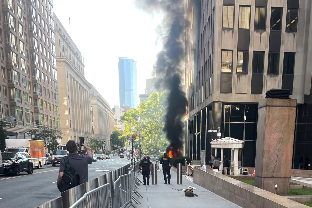 Humo negro y llamas frente al número 26 de Federal Plaza, en el bajo Manhattan, Nueva York, el 20 de julio de 2026. (Robert Sullivan vía AP).