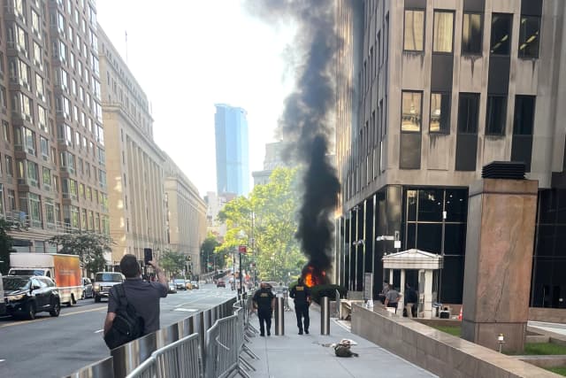 Humo negro y llamas frente al número 26 de Federal Plaza, en el bajo Manhattan, Nueva York, el 20 de julio de 2026. (Robert Sullivan vía AP).