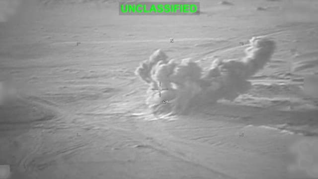 Se observa humo proveniente de una explosión en un lugar desconocido, durante lo que el Comando Central de Estados Unidos (CENTCOM) describe como ataques contra Irán, en esta imagen fija tomada de un video distribuido el 19 de julio de 2026. (Comando Central de Estados Unidos/Distribución vía Reuters).