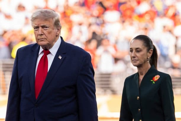 El presidente de Estados Unidos, Donald Trump, y la presidenta de México, Claudia Sheinbaum, se preparan para la ceremonia de entrega de premios durante la final de la Copa Mundial de la FIFA 2026 entre España y Argentina, en el New York New Jersey Stadium, el 19 de julio de 2026 en East Rutherford, Nueva Jersey. (David Ramos/Getty Images)