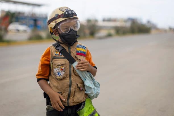 Sebastián Corro, nieto del rescatista Cristóbal Corro, camina este lunes en Caraballeda, Venezuela. Con solo diez años Sebastián se sumó de manera voluntaria a miles de rescatistas que estuvieron en la zona norte de Venezuela tras los terremotos del pasado 24 de junio y salvó a dos mascotas. (EFE/ Miguel Gutiérrez)