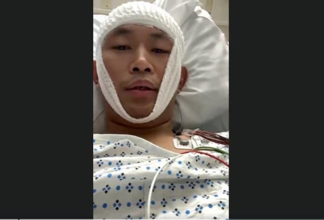 Jie Lijian habla en una entrevista en vídeo desde un hospital de Nueva York tras recuperar la conciencia tras la agresión sufrida el 15 de julio en Flushing, Nueva York. (Tang Bing, Li Yun/Captura de pantalla vía The Epoch Times)