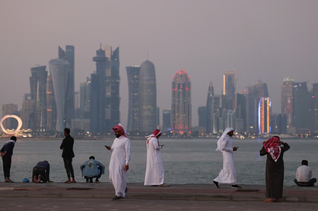 DOHA, QATAR - 9 DE FEBRERO: La gente se reúne en el paseo marítimo de Corniche mientras el horizonte de Doha se ve al fondo el 9 de febrero de 2024 en Doha, Qatar. (Lintao Zhang/Getty Images).