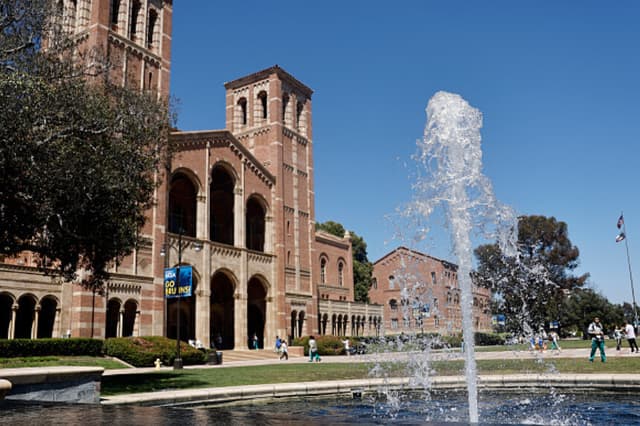 Imagen Ilustrativa: Varias personas caminan frente al Royce Hall, escenario de las protestas propalestinas de 2024, en el campus de la UCLA en Los Ángeles, el 30 de julio de 2025. La universidad acordó pagar 6 millones de dólares para resolver una demanda por discriminación presentada por estudiantes judíos y un profesor. (Mario Tama/Getty Images).