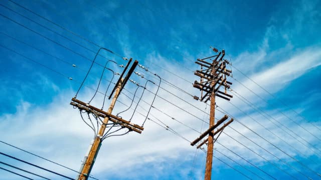 Operador de red eléctrica de EE. UU. advierte que ola de calor pondría a prueba el suministro eléctrico